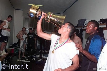 科尔多巴在更衣室里庆祝七年来第一个冠军